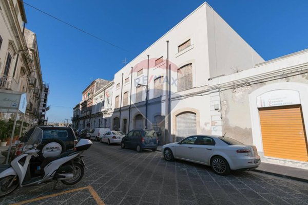locale commerciale in vendita a Siracusa in zona Borgata