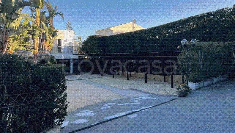 negozio in vendita a Siracusa in zona Fontane Bianche