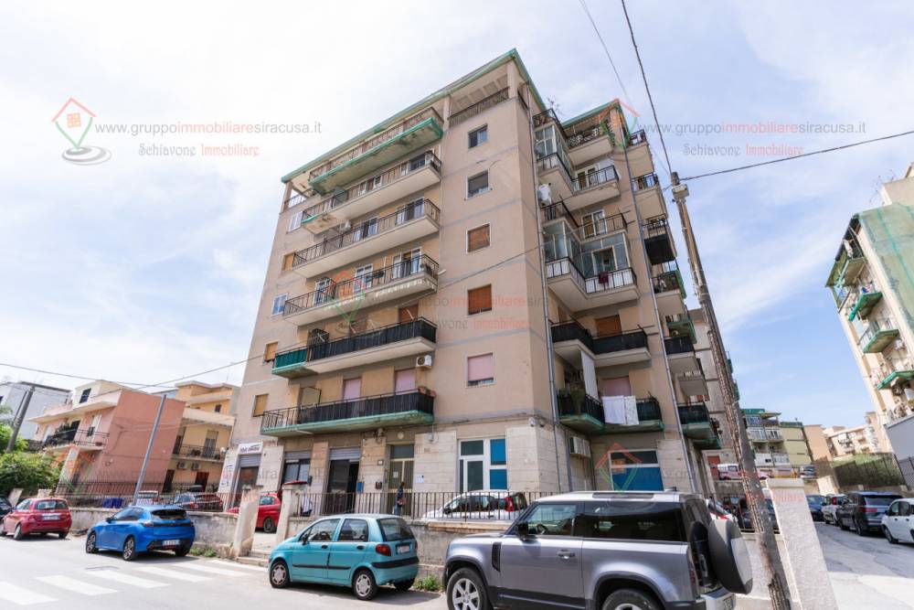 locale commerciale in vendita a Siracusa in zona Grottasanta