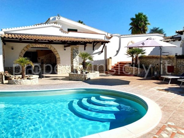 casa indipendente in vendita a Siracusa in zona Fontane Bianche