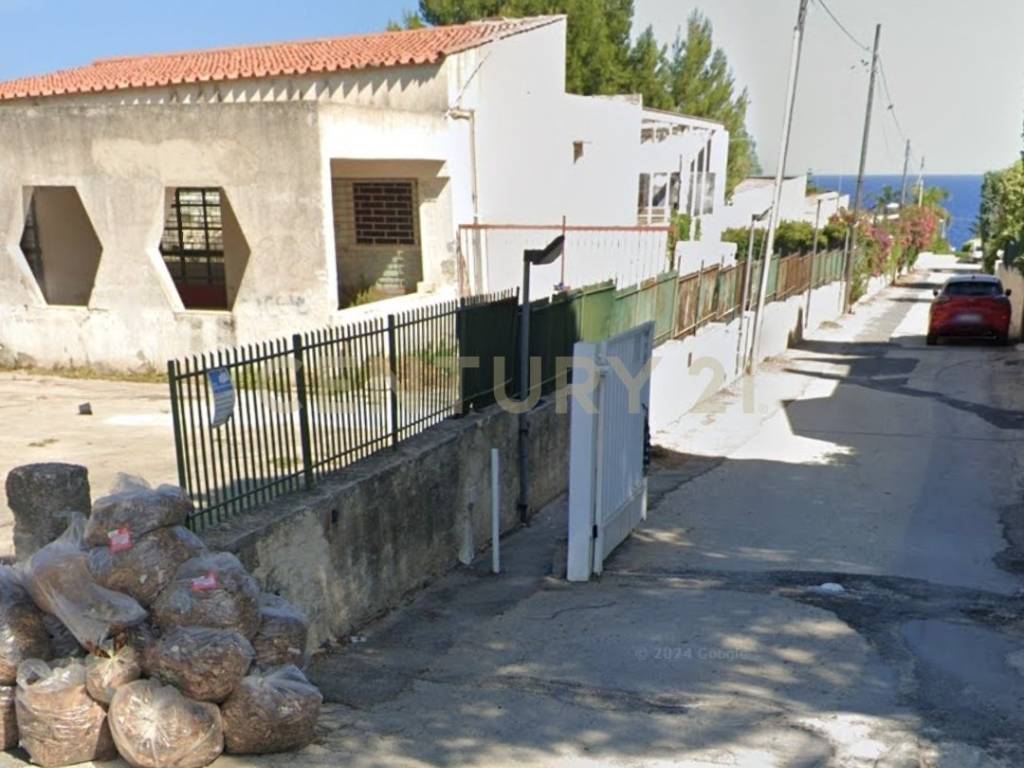 locale commerciale in vendita a Siracusa in zona Fontane Bianche