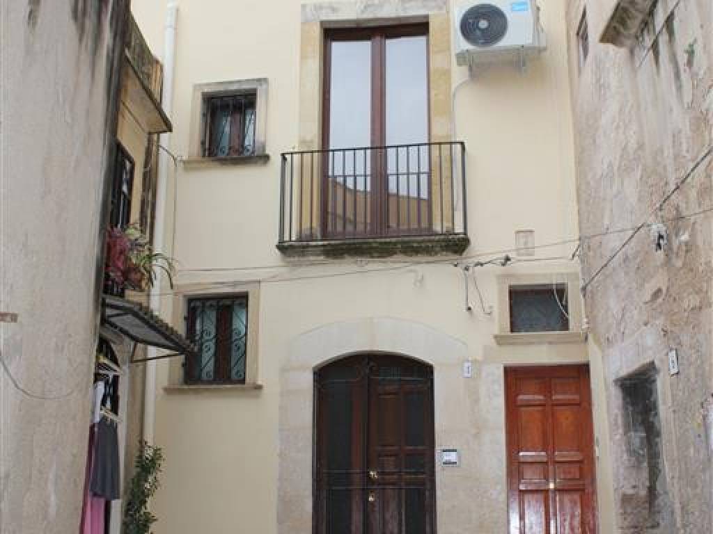 casa indipendente in vendita a Siracusa in zona Isola Ortigia