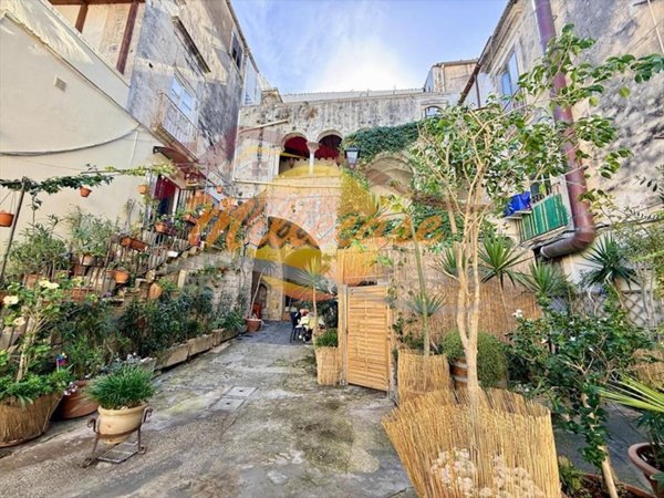 appartamento in vendita a Siracusa in zona Isola Ortigia