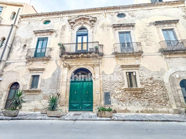 casa indipendente in vendita a Siracusa in zona Isola Ortigia