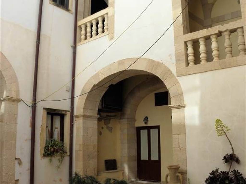 appartamento in vendita a Siracusa in zona Isola Ortigia