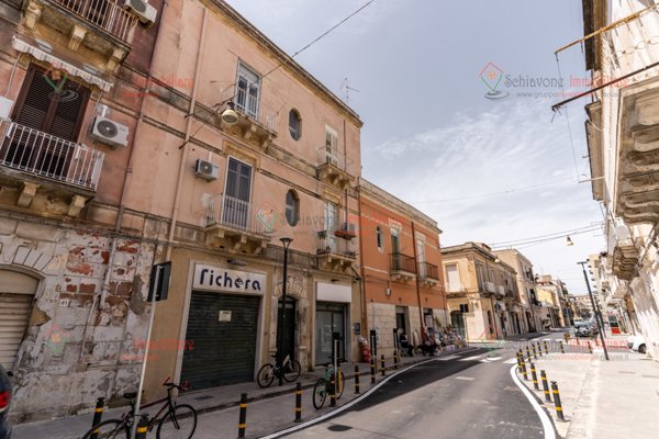 locale commerciale in vendita a Siracusa in zona Borgata