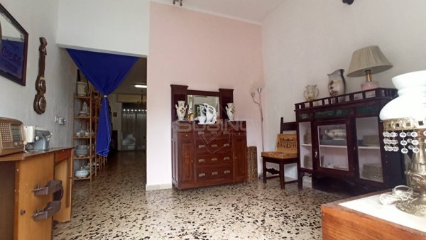 locale commerciale in vendita a Siracusa in zona Grottasanta