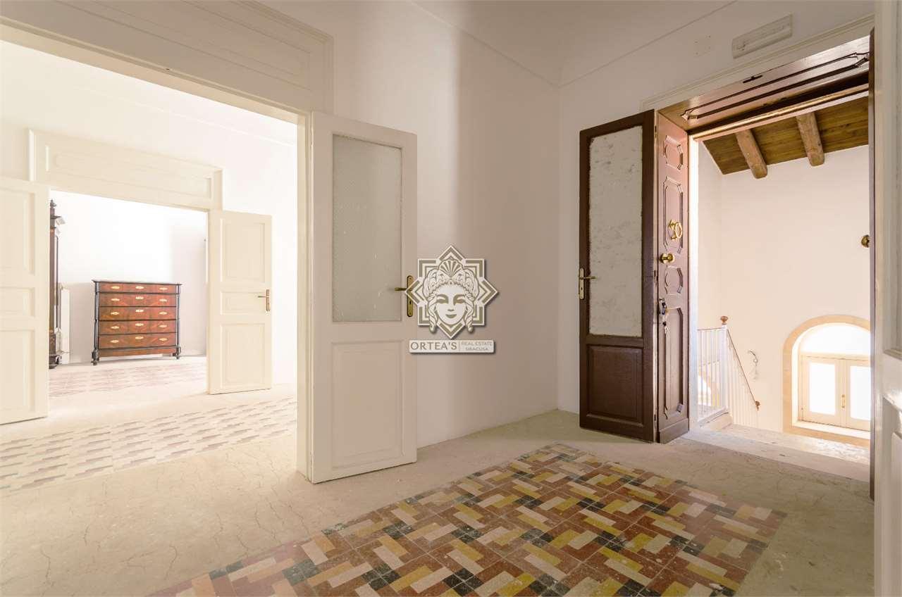 intera palazzina in vendita a Siracusa in zona Isola Ortigia