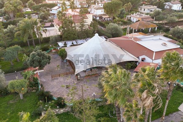 locale commerciale in vendita a Siracusa in zona Fontane Bianche