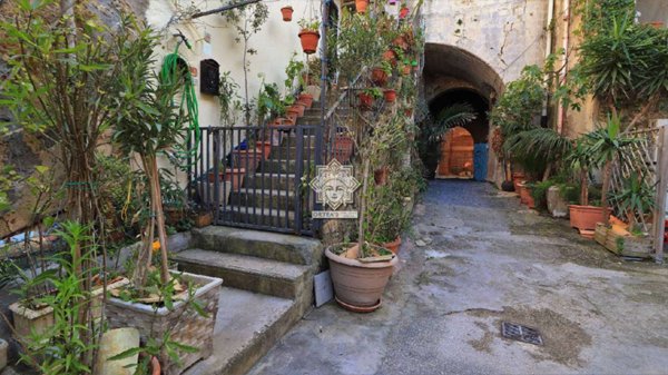 casa indipendente in vendita a Siracusa in zona Isola Ortigia