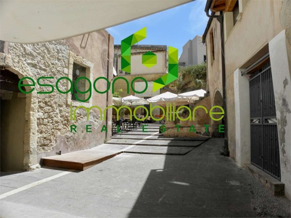locale commerciale in vendita a Siracusa in zona Isola Ortigia