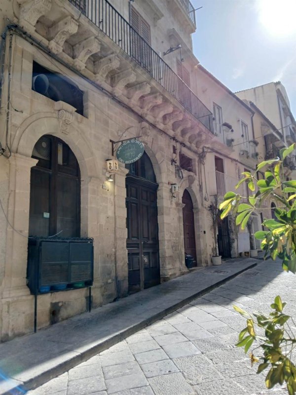 locale commerciale in vendita a Siracusa in zona Isola Ortigia