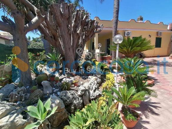 casa indipendente in vendita a Siracusa in zona Fontane Bianche