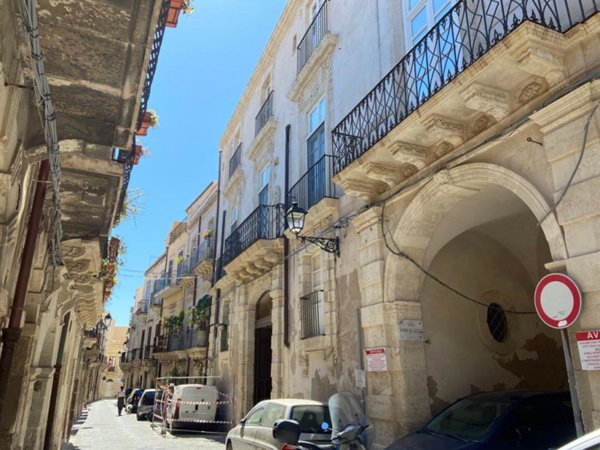 casa indipendente in vendita a Siracusa in zona Isola Ortigia