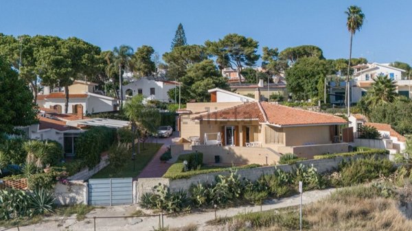 casa indipendente in vendita a Siracusa in zona Fontane Bianche