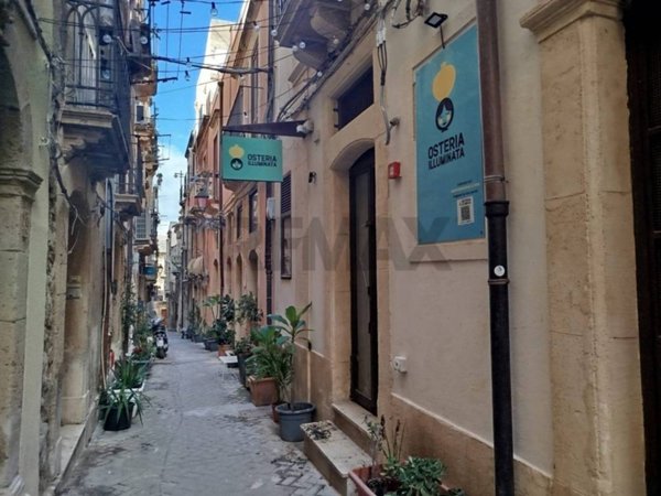 locale commerciale in vendita a Siracusa in zona Isola Ortigia
