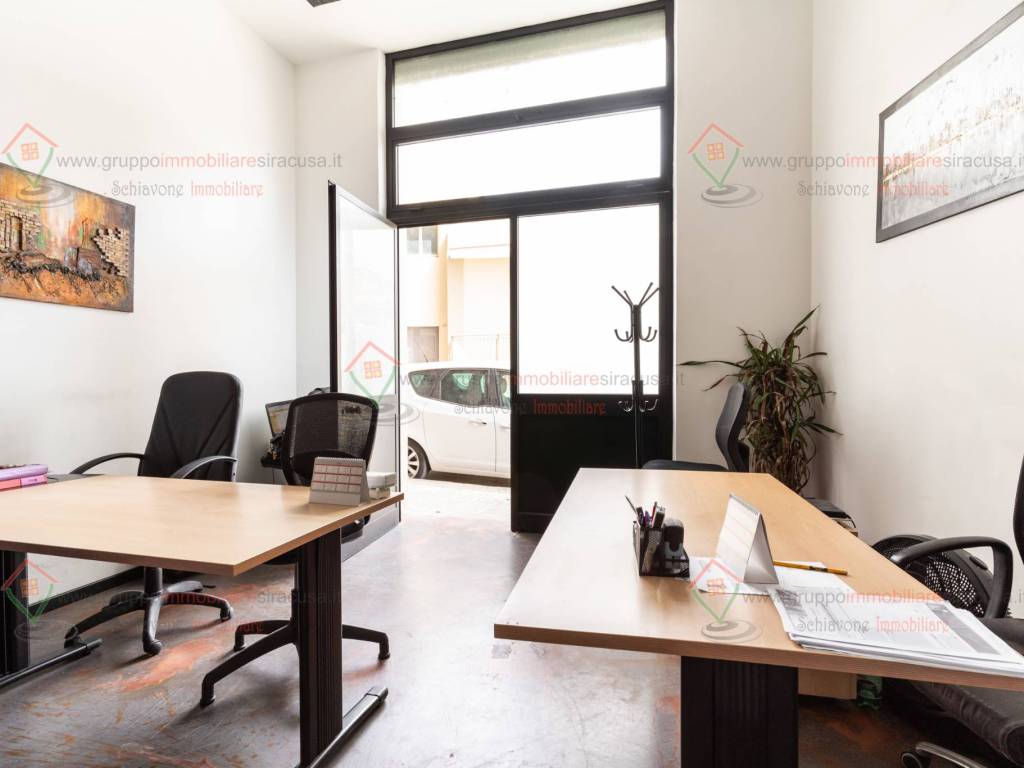 locale commerciale in vendita a Siracusa in zona Grottasanta