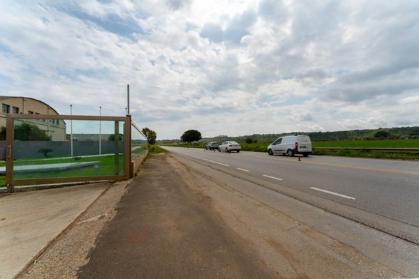 locale commerciale in vendita a Siracusa in zona Targia