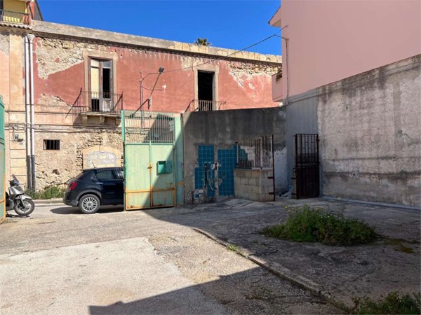 negozio in vendita a Siracusa in zona Borgata