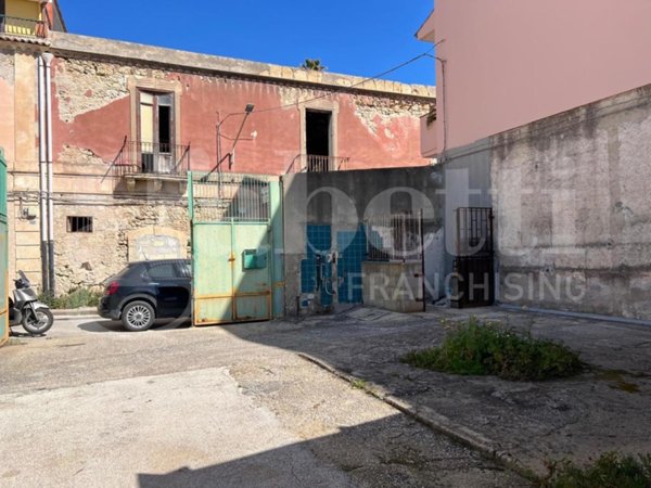 negozio in vendita a Siracusa in zona Borgata