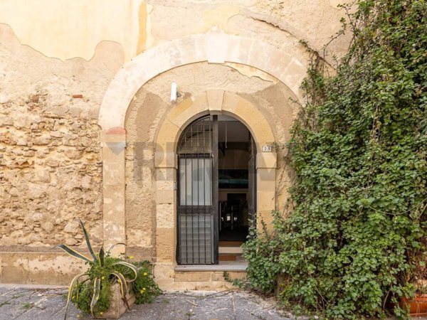 casa indipendente in vendita a Siracusa in zona Isola Ortigia