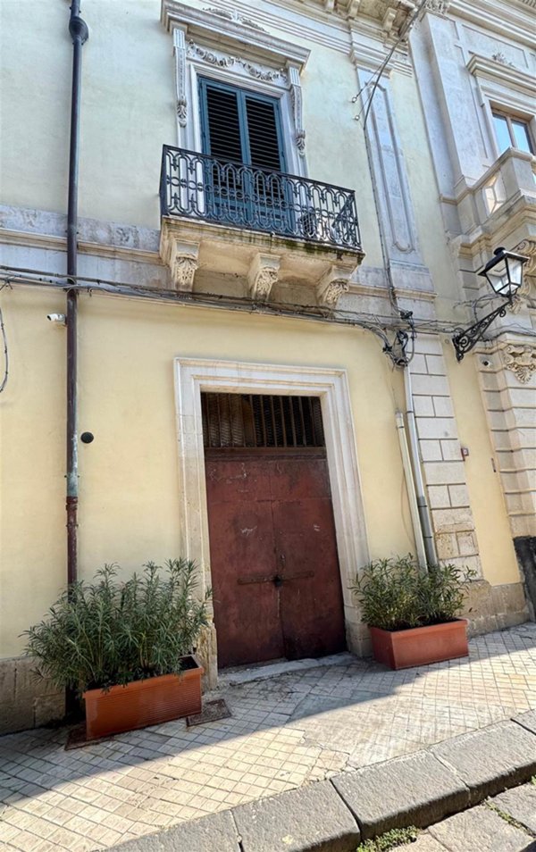 locale commerciale in vendita a Siracusa in zona Isola Ortigia