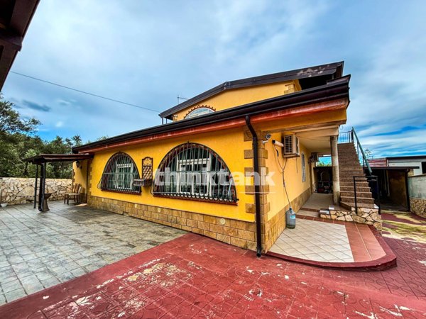 casa indipendente in vendita a Siracusa in zona Targia