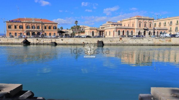 locale commerciale in vendita a Siracusa in zona Isola Ortigia