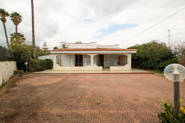casa indipendente in vendita a Siracusa in zona Fontane Bianche
