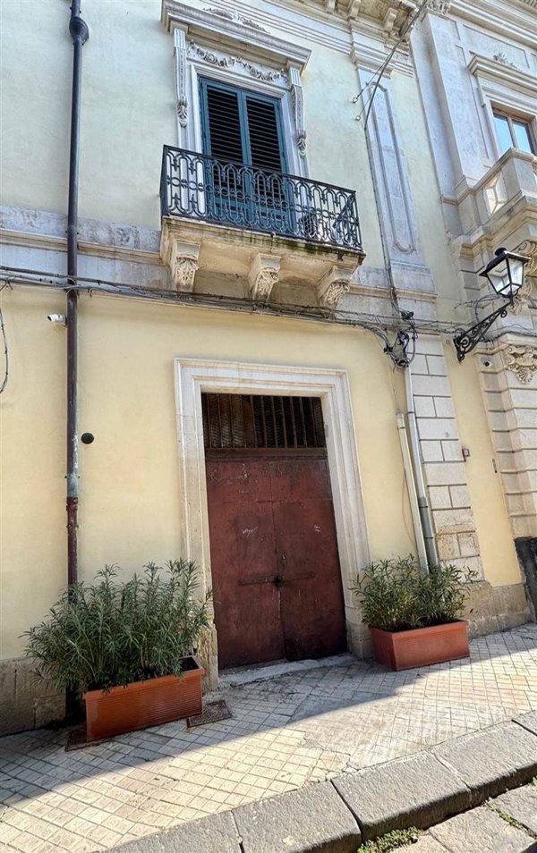 locale commerciale in vendita a Siracusa in zona Isola Ortigia