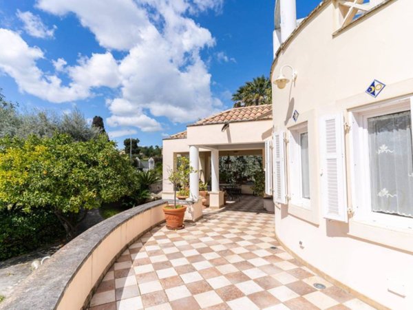 casa indipendente in vendita a Siracusa in zona Belvedere