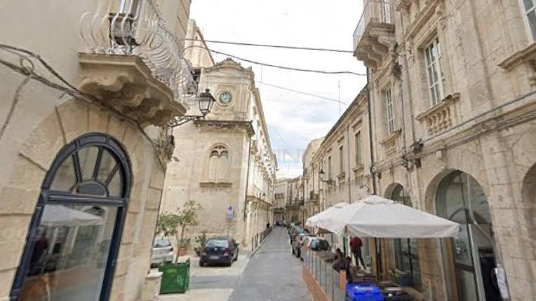 locale commerciale in vendita a Siracusa in zona Isola Ortigia