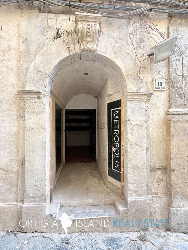 locale commerciale in vendita a Siracusa in zona Isola Ortigia