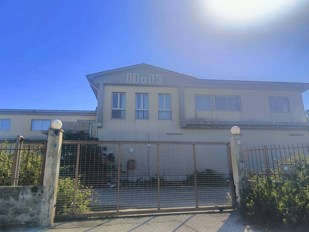 locale commerciale in vendita a Siracusa in zona Epipoli