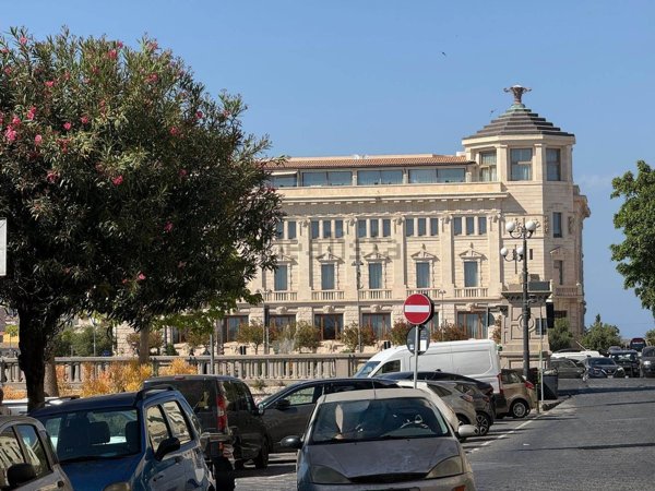 locale commerciale in vendita a Siracusa in zona Isola Ortigia