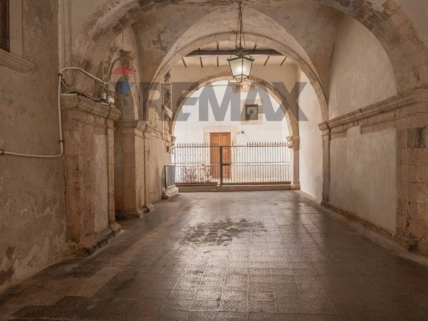 casa indipendente in vendita a Siracusa in zona Isola Ortigia