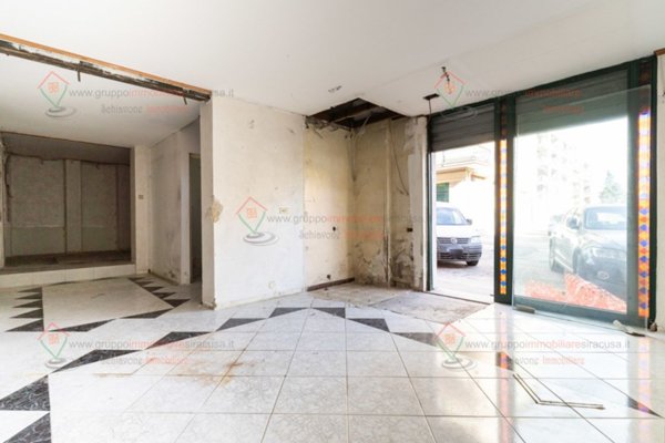 locale commerciale in vendita a Siracusa in zona Grottasanta