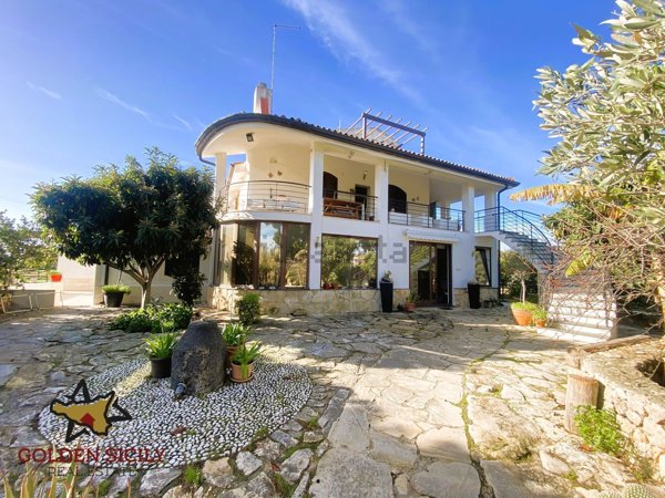 casa indipendente in vendita a Siracusa in zona Targia