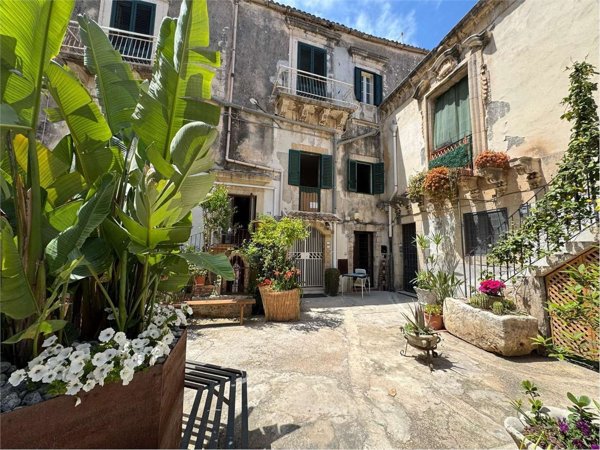 casa indipendente in vendita a Siracusa in zona Isola Ortigia