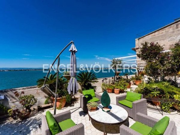 casa indipendente in vendita a Siracusa in zona Isola Ortigia