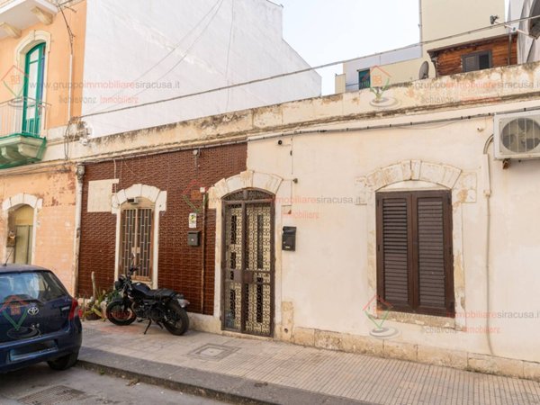 casa indipendente in vendita a Siracusa in zona Borgata