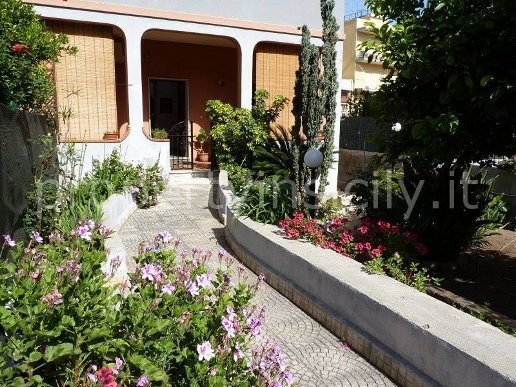 casa indipendente in vendita a Siracusa in zona Grottasanta