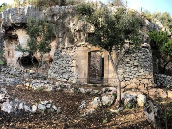 negozio in vendita a Siracusa in zona Targia