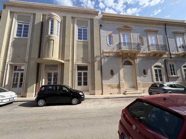 intera palazzina in vendita a Siracusa in zona Borgata