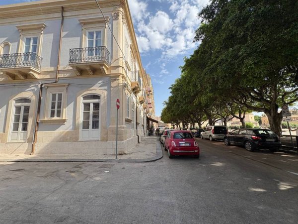 intera palazzina in vendita a Siracusa in zona Borgata