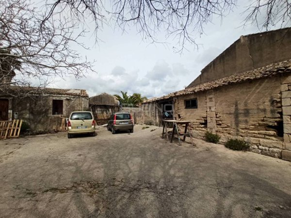 casa indipendente in vendita a Siracusa in zona Targia
