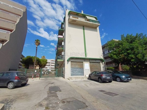 box auto in vendita a Siracusa in zona Grottasanta