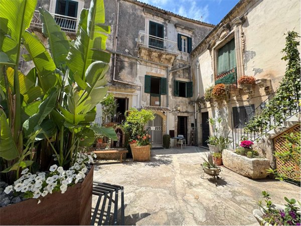 casa indipendente in vendita a Siracusa in zona Isola Ortigia