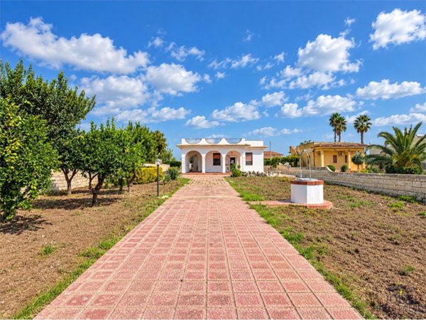 casa indipendente in vendita a Siracusa in zona Fontane Bianche