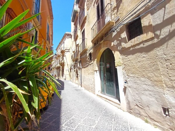 locale commerciale in vendita a Siracusa in zona Isola Ortigia